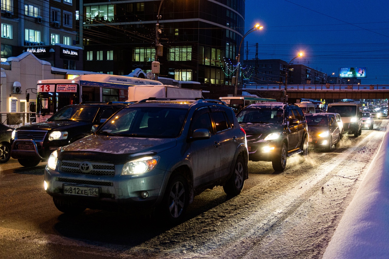 В Новосибирске на Димитровском мосту из-за ремонта дороги образовалась  пробка