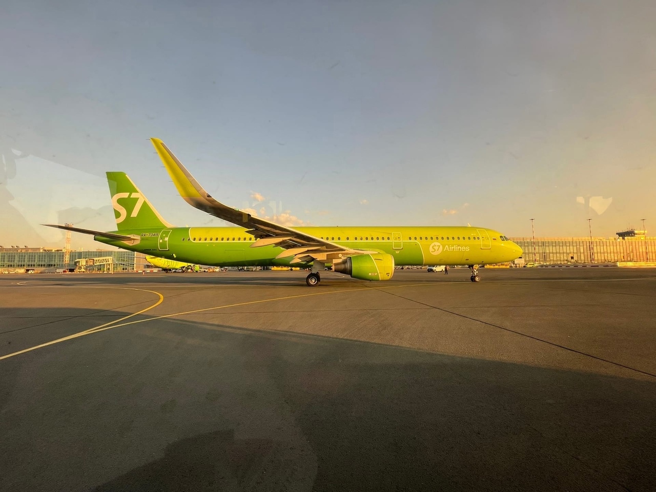 В Новосибирске в аэропорту Толмачево самолет S7 Airlines получил  повреждение перед вылетом