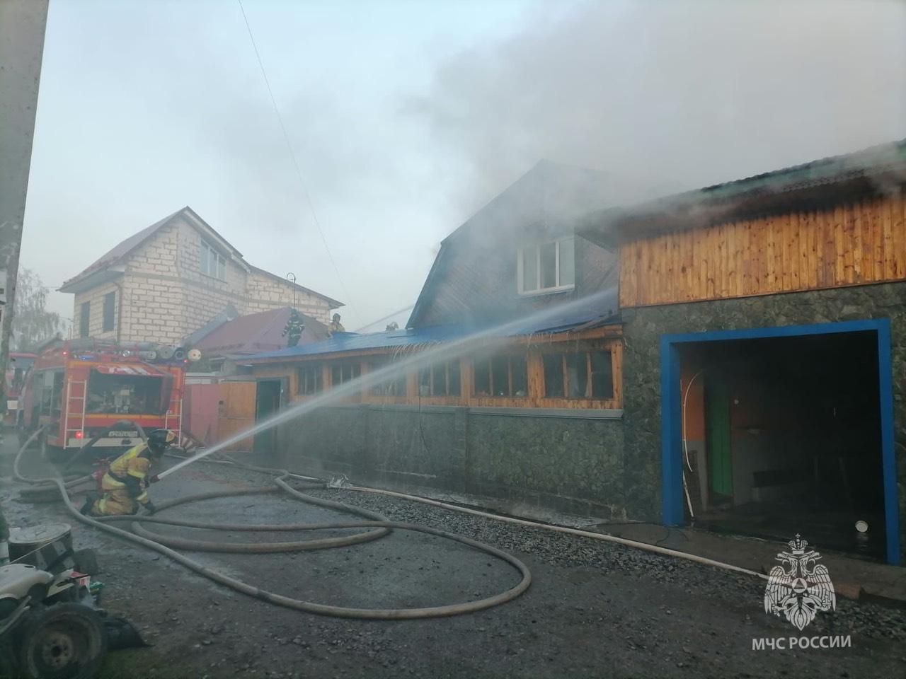 В Ленинском районе Новосибирска загорелись три частных дома, бани и гаражи