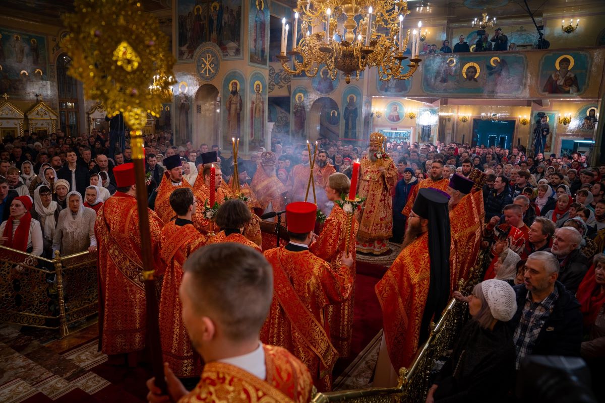 В Новосибирске начались пасхальные богослужения: прямая трансляция из  Вознесенского собора