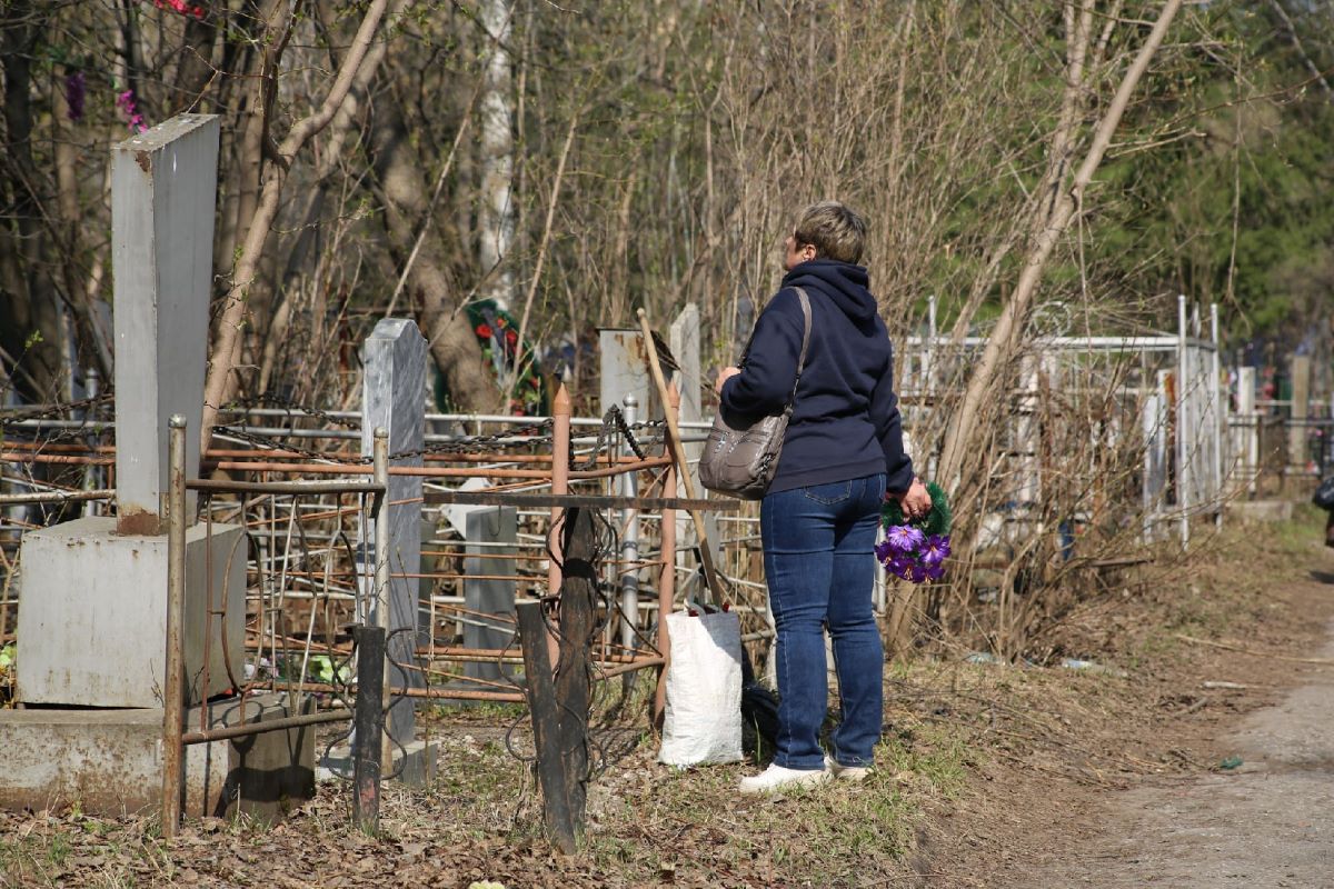 Жители сообщили о разрушении памятников на кладбище в Новосибирской области