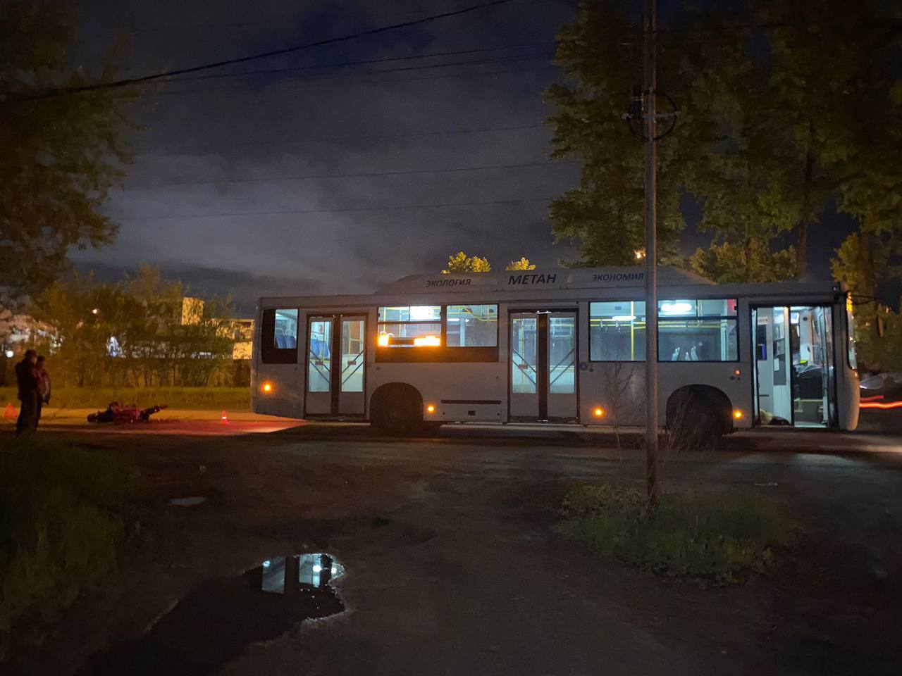 Подросток на мопеде врезался в автобус в Новосибирске