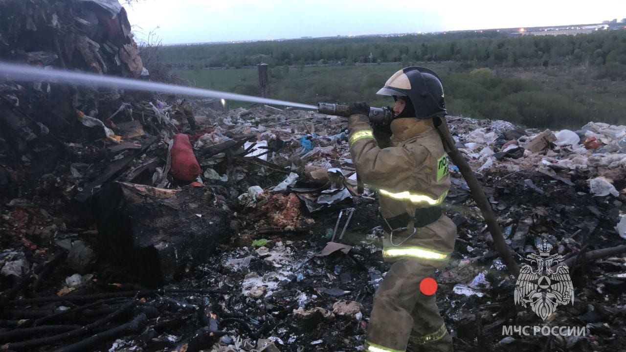 В МЧС заявили о локализации пожара на мусорном полигоне