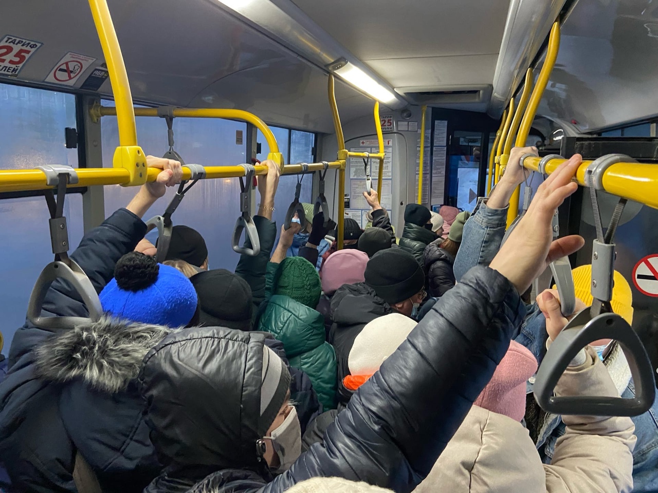 Aif ru society. Автобус. Общественный транспорт в час пик. Люди в переполненном автобусе. Новый троллейбус.