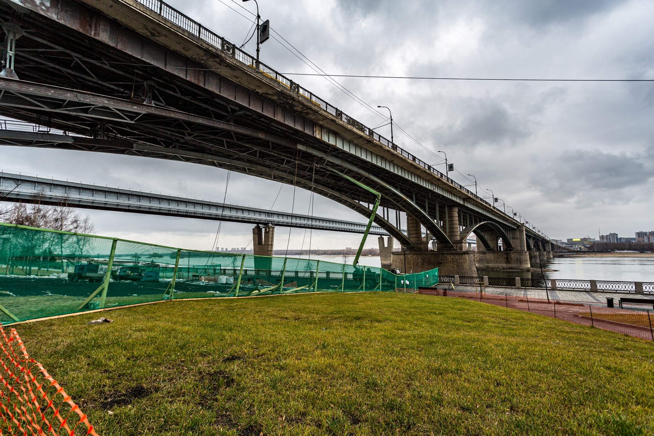 Поменять мост. Новосибирск мост. Октябрьский мост Новосибирск. Парапет моста. Новосибирский мост фото.