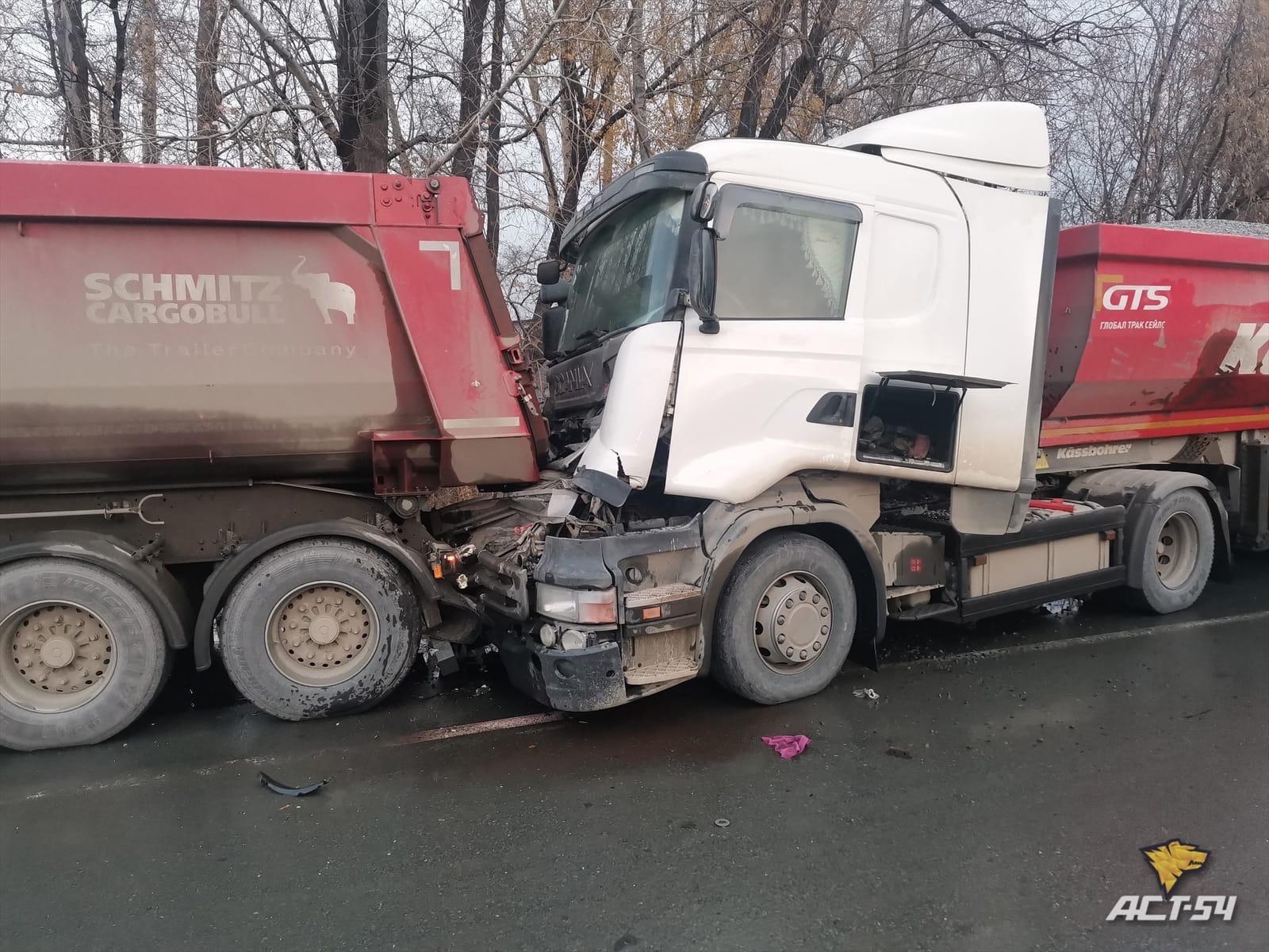 В Ленинском районе Новосибирска столкнулись два грузовика