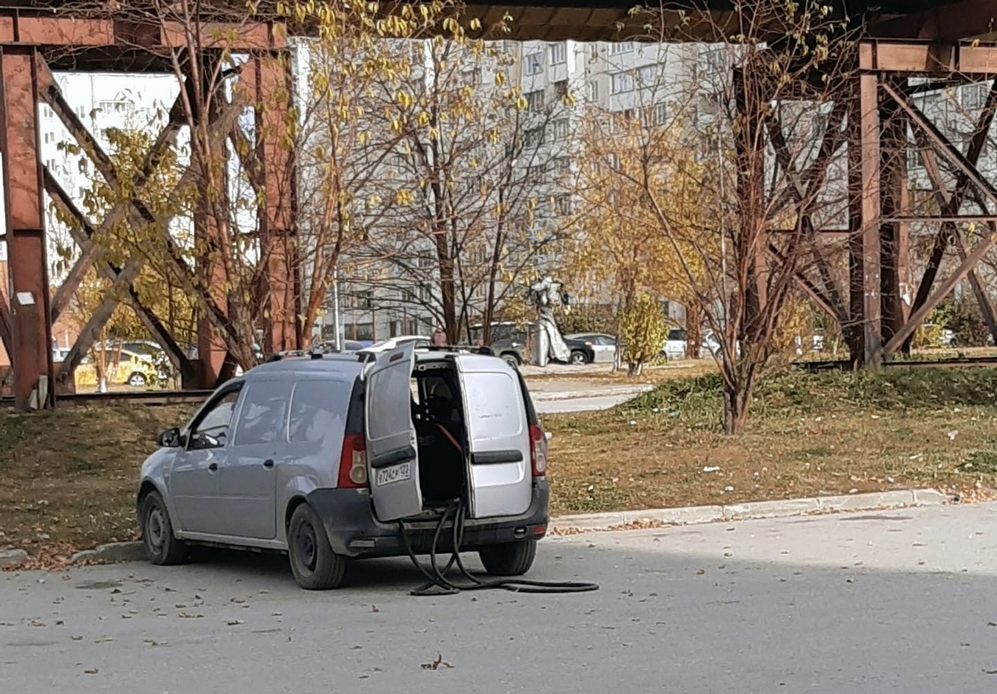 Новосибирцев возмутила мобильная заправка в дворе дома на МЖК