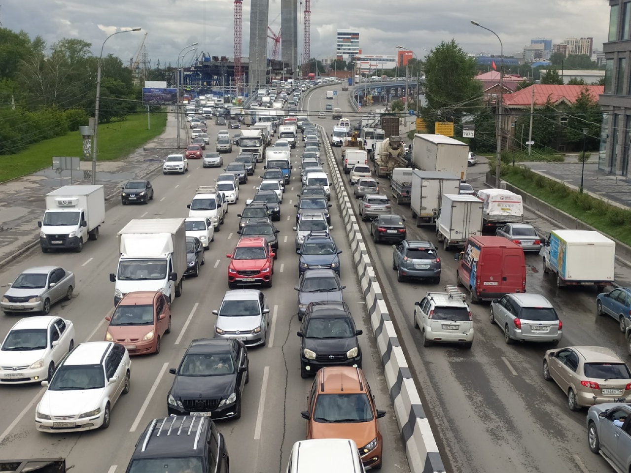 В Новосибирске утром в 17 октября водители застряли в 5-километровой пробке