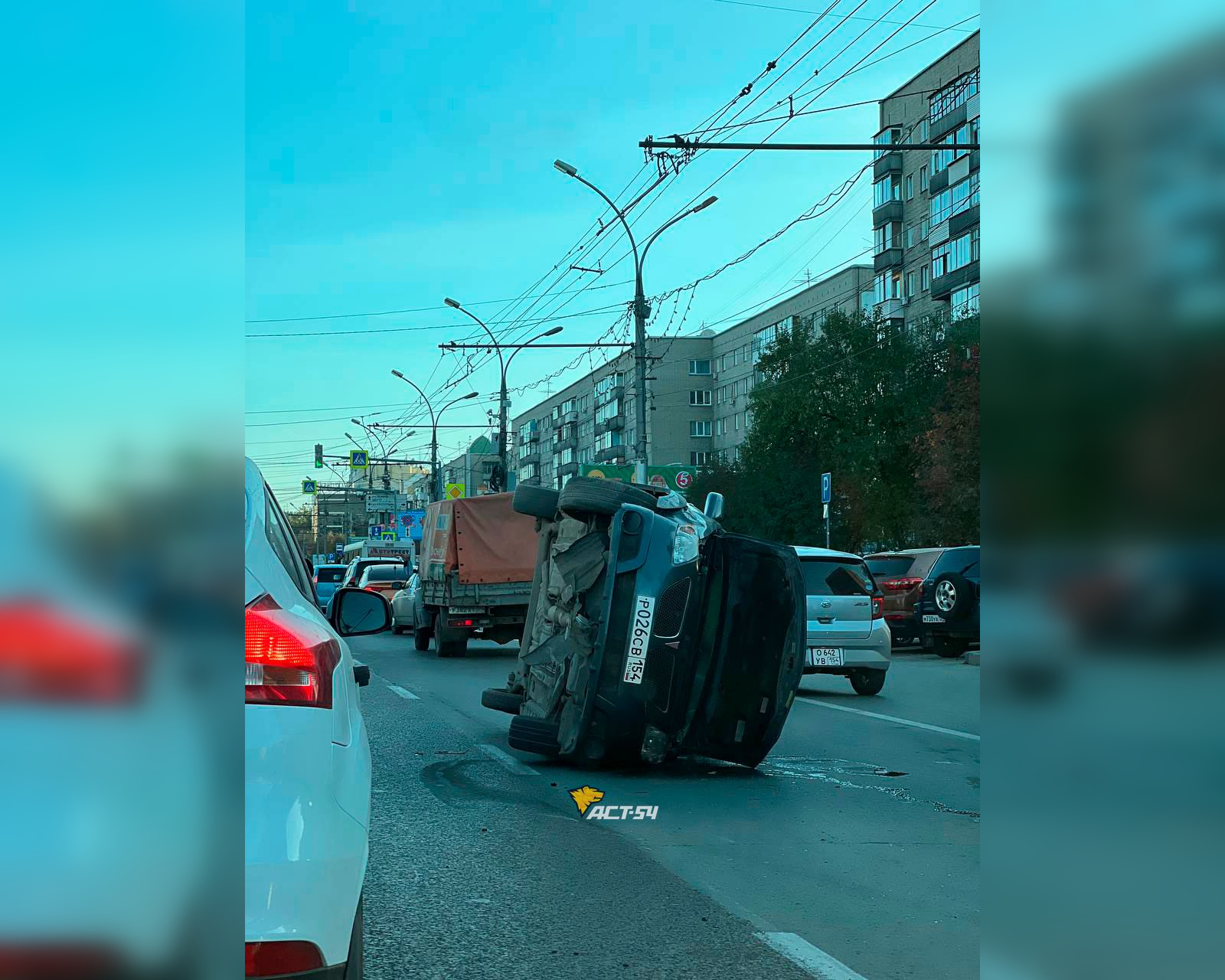 В Новосибирске на Красном проспекте перевернулся автомобиль