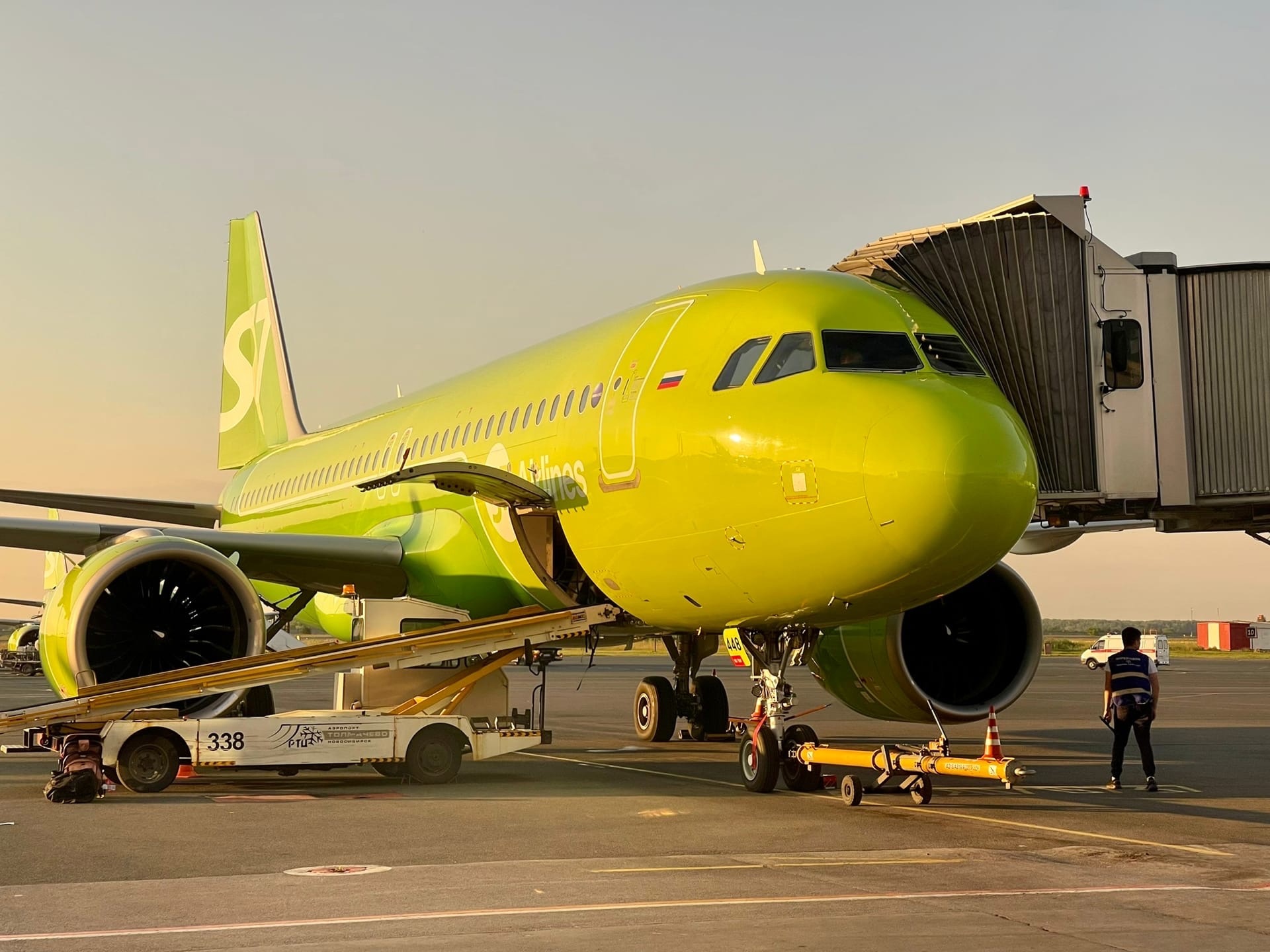 Авиакомпании в новосибирске. S7. Аэробус 373 s7. Самолёт s7 Airlines. Самолет s7.