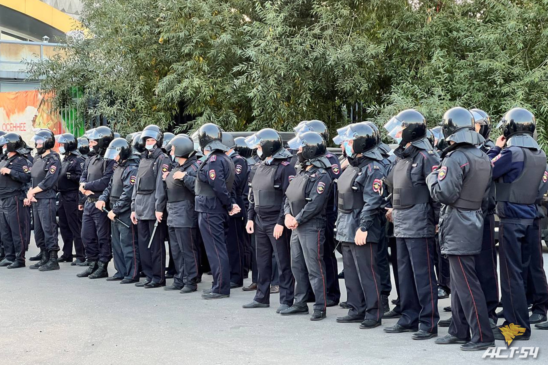 В Новосибирске на площадь Ленина вывели полицейских и автозаки после  объявления частичной мобилизации