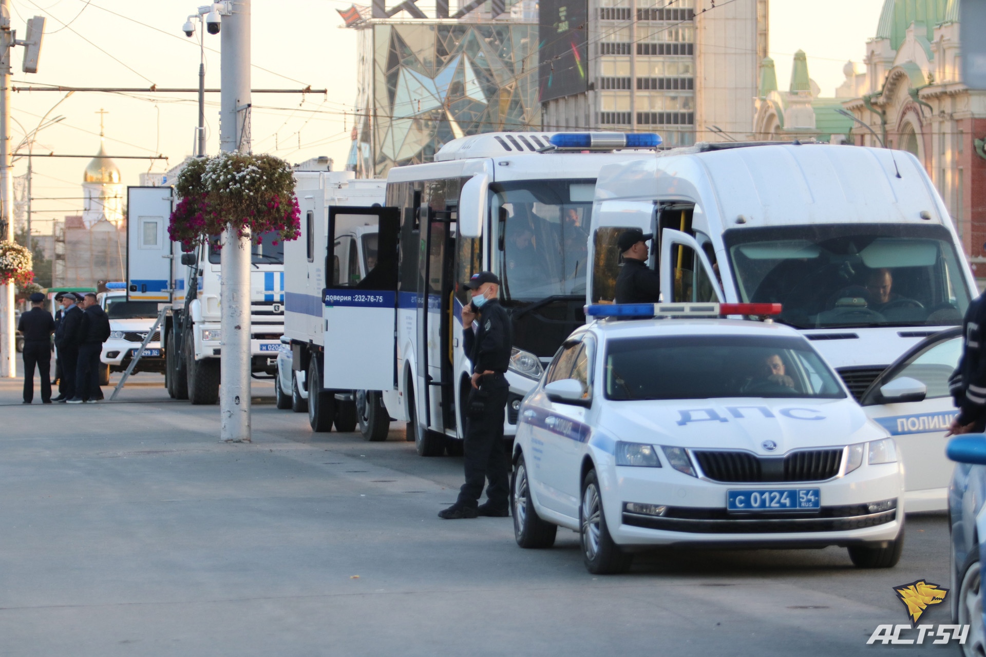 В Новосибирске на площадь Ленина вывели полицейских и автозаки после  объявления частичной мобилизации