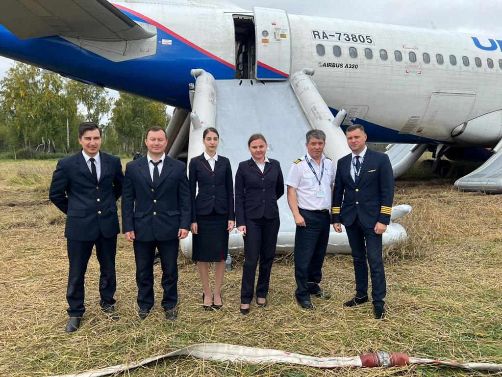 Опубликованы фотографии экипажа самолета, аварийно севшего в поле в  Новосибирской области