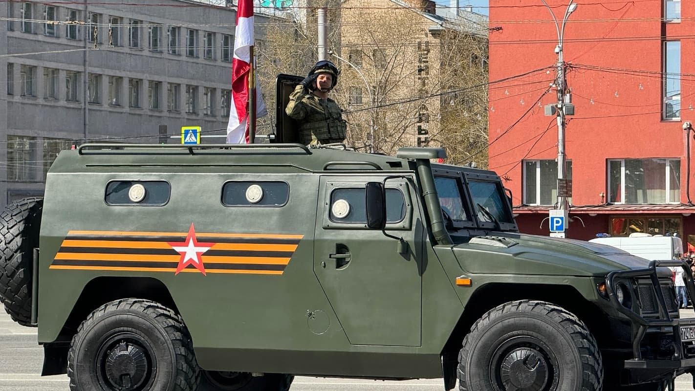 Военная техника и Знамя Победы: опубликованы фотографии парада в  Новосибирске